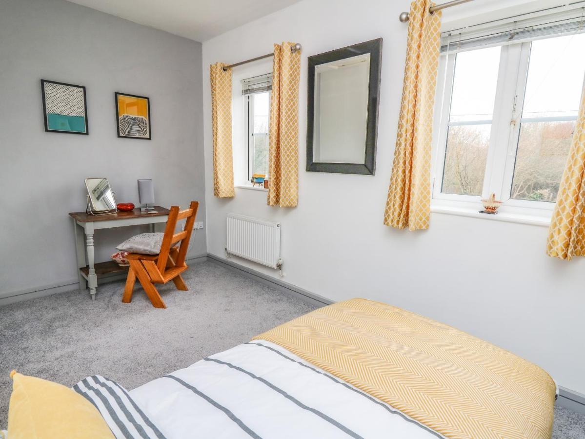 6 Erwr Brenhinoedd Villa Ammanford Exteriör bild